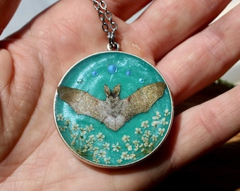 Vleermuis en echt geperste kant bloemen Moon Sky Turquoise hanger