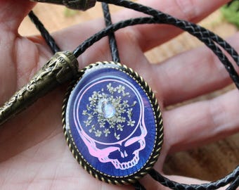 Stealie Echte Geperste Bloemen Grateful Dead Echt Lederen Bolo Tie Blauwe Glazen Kraal
