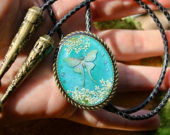Luna Moth Bolo Tie Geperst Kant Bloemen Turquoise Hemel Op Leren Koord