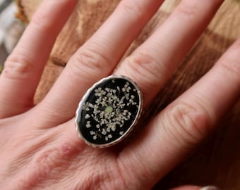 Verstelbare zilveren statement ring met echt geperst Queen Anne's Lace bloemen