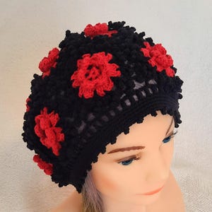 Women&#39;s summer crocheted beret with floral print, cotton black hat with red voluminous roses, summer lace beanie hat, French style beret