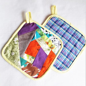 Set of 2 potholders in abstract patchwork style, cotton square potholder, heat-resistant handmade potholder, handmade kitchen decor