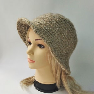 Crochet winter wool cloche hat, women&#39;s felted melange beige wool hat, winter felted hat, winter women&#39;s hat, warm winter hat with brim