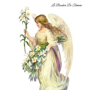 Può includere: Un angelo bianco con lunghi capelli biondi e un vestito bianco tiene un mazzo di fiori bianchi. L'angelo ha grandi ali bianche e sta in piedi su uno sfondo bianco. Il testo "Le Boudoir De Tamara" è scritto in nero nella parte superiore dell'immagine.