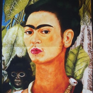 Może przedstawiać: Obraz Fridy Kahlo na ciemnym tle. Ma na sobie białą bluzkę i duży kośćany naszyjnik. Jej brwi są ciemne i grube. Ma poważny wyraz twarzy. Tekst "Le Boudoir De Tamara" znajduje się w lewym górnym rogu obrazu.