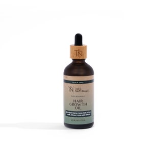 Puede incluir: Una botella de vidrio marrón con una tapa de madera y un gotero. La botella está etiquetada con "TN Tree Naturals Nourishing Hair Growth Oil" y "Nutrient-rich food for your hair, scalp, skin and nails". La botella contiene 3.3 fl oz / 100 ml.