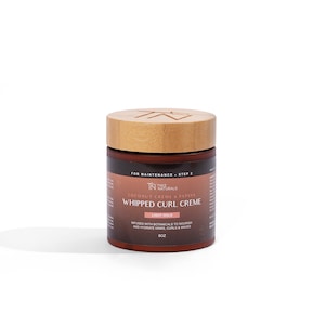 Pode incluir: Um frasco castanho com uma tampa de madeira etiquetada "Tree Naturals Coconut Creme & Papaya Whipped Curl Creme Light Hold" com o texto "Infundido com botânicos para nutrir e hidratar cachos, ondas e crespos 8oz".