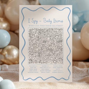 Puede incluir: Una tarjeta de juego para baby shower con el texto "I Spy - Baby Items" y una lista de elementos para encontrar. La tarjeta tiene un borde ondulado azul y está rodeada de globos azules y crema. El juego incluye un chupete, un biberón y un osito de peluche.