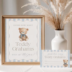 Könnte beinhalten: Ein gerahmtes Schild und eine kleinere Karte mit Teddybären-Motiv. Auf dem Schild steht "GUESS HOW MANY Teddy Grahams are in the jar?" in einem blau-weiß gestreiften Design. Eine kleine Teddybär-Illustration ist abgebildet.