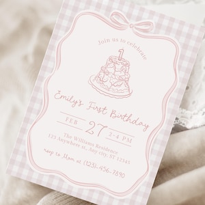 Peut inclure: Une invitation d'anniversaire rose et blanche à motif vichy. L'invitation présente une illustration de gâteau et le texte "Emily's First Birthday" et les détails de l'événement. L'invitation est décorée d'un nœud.