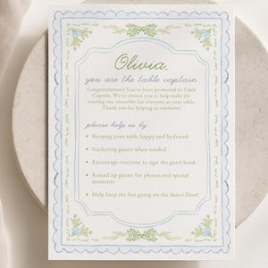 Juego de capitán de mesa para bodas (Azul empolvado y flores verdes) - Actividad para romper el hielo de los invitados - Plantilla de Canva
