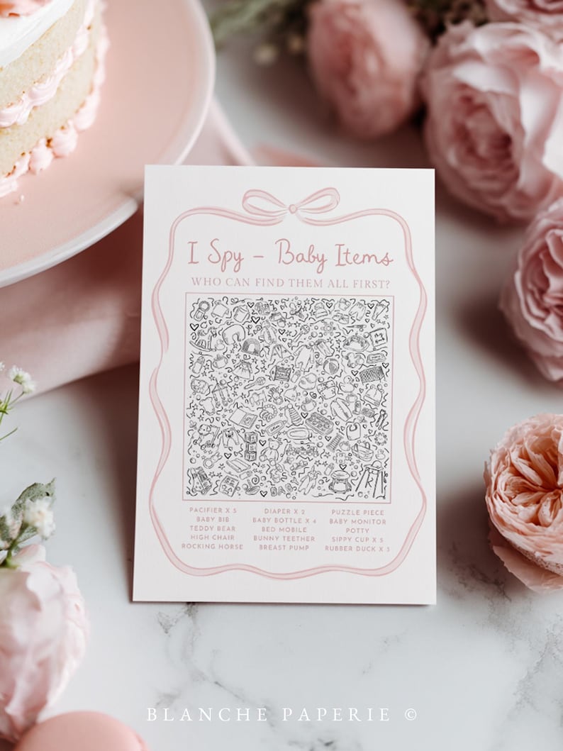 Pu&ograve; includere: Un biglietto per il gioco del baby shower con il testo "I Spy - Baby Items". Il biglietto ha un bordo rosa e un fiocco in alto. Il centro del biglietto &egrave; pieno di illustrazioni in bianco e nero di oggetti per bambini. La parte inferiore del biglietto elenca gli oggetti da trovare.