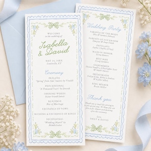 Può includere: Due programmi di matrimonio verticali con bordi blu smerlati e accenti floreali verdi. Il testo include "Welcome to the wedding of Isabella & David", "Ceremony", "Wedding Party" e "Thank you", insieme a nomi specifici e dettagli dell'evento.