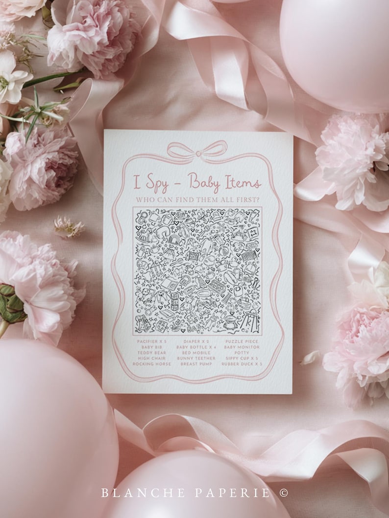 Pu&ograve; includere: Un biglietto per il gioco del baby shower con il testo "I Spy - Baby Items" in una cornice rosa. La carta presenta un'illustrazione dettagliata in bianco e nero di oggetti per bambini. Fiori e palloncini rosa circondano la carta, creando un'estetica morbida e femminile.