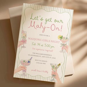Puede incluir: Una invitaci&oacute;n en tonos pastel para una Noche de Chicas de Mahjong, con el texto "Let's get our Mahj-On!" en rosa y verde. La invitaci&oacute;n incluye detalles del evento, como la fecha, la hora y el lugar, e ilustraciones de c&oacute;cteles.