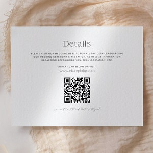 Peut inclure: Une carte blanche avec le mot "D&eacute;tails" en texte noir. La carte contient des informations sur un site Web de mariage, avec l'URL "www.clairephilip.com" et un code QR noir et blanc. Le texte "we can't wait to celebrate with you!" est &eacute;crit en cursive au bas de la carte.