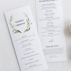 Peut inclure: Programme de cérémonie de mariage avec des lys blancs et des feuilles vertes sur la couverture. Le programme comprend l'ordre des événements, les noms des membres de la fête de mariage et un message de remerciement du couple.