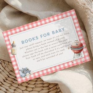 Op de afbeelding: Een uitnodiging voor een babyshower met een rood-wit geruite rand. De uitnodiging bevat illustraties van een babyfles, babyschoentjes en een barbecue. De tekst luidt "BOOKS FOR BABY" en vraagt gasten om een boek mee te nemen in plaats van een kaart.