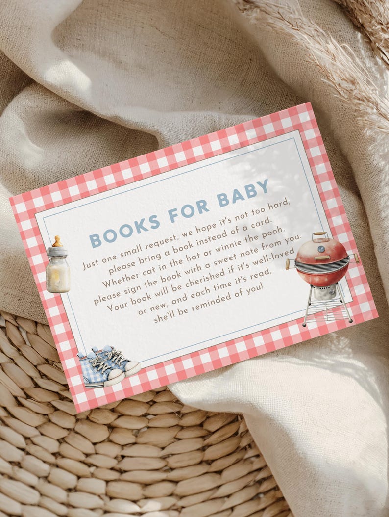 Op de afbeelding: Een uitnodiging voor een babyshower met een rood-wit geruite rand. De uitnodiging bevat illustraties van een babyfles, babyschoentjes en een barbecue. De tekst luidt "BOOKS FOR BABY" en vraagt gasten om een boek mee te nemen in plaats van een kaart.