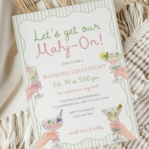 Puede incluir: Una invitaci&oacute;n impresa con el texto "Let's get our Mahj-On!" en verde y rosa. La invitaci&oacute;n es para una Mahjong Girls Night el 14 de febrero a las 17:00. El dise&ntilde;o incluye ilustraciones de c&oacute;cteles y manos sosteniendo copas.