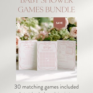 Pu&ograve; includere: Un pacchetto di giochi per baby shower con tre carte gioco rosa e bianche. Le carte includono "Would she rather", "Baby Bingo" e "Predictions & Advice". L'immagine include anche il testo "Baby Shower Games Bundle", "Save" e "30 matching games included".