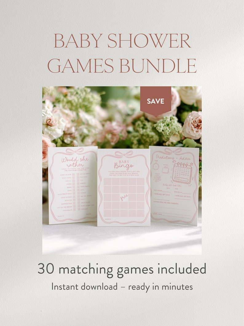 Pu&ograve; includere: Un pacchetto di giochi per baby shower con tre carte gioco rosa e bianche. Le carte includono "Would she rather", "Baby Bingo" e "Predictions & Advice". L'immagine include anche il testo "Baby Shower Games Bundle", "Save" e "30 matching games included".