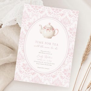 Puede incluir: Invitación de baby shower rosa con diseño floral e ilustración de tetera. Destaca el texto "TIME FOR TEA with the mom-to-be". La invitación incluye detalles del evento en un marco ovalado.
