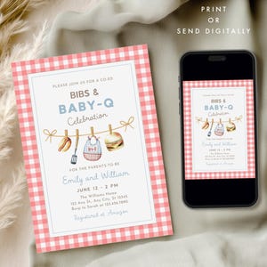Op de afbeelding: Een uitnodiging voor een babyshower met een roze ruitjesrand en de tekst "BIBS & BABY-Q Celebration". De uitnodiging bevat illustraties van een hotdog, spatel, slab en hamburger. Een smartphone toont dezelfde uitnodiging.