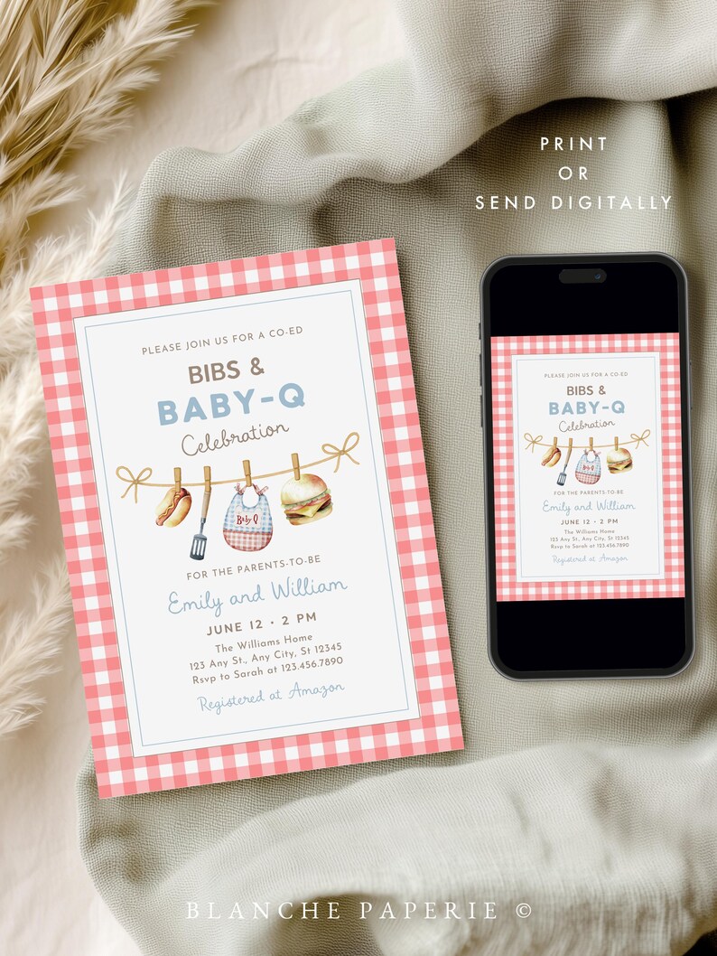 Op de afbeelding: Een uitnodiging voor een babyshower met een roze ruitjesrand en de tekst "BIBS & BABY-Q Celebration". De uitnodiging bevat illustraties van een hotdog, spatel, slab en hamburger. Een smartphone toont dezelfde uitnodiging.
