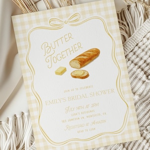 Può includere: Un invito per un addio al nubilato con uno sfondo a quadretti vichy giallo chiaro. L'invito presenta il testo "Butter Together" con illustrazioni di pane e burro. Dettagli includono data, ora, luogo e informazioni RSVP.