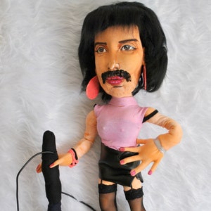 Freddie Mercury in „I Want to Break Free“, bewegliche Stoffpuppe, Ooak, 50 cm, einzigartig und realistisch, ideal für Sammler,