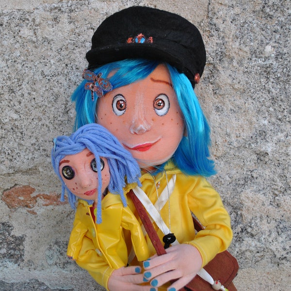 2  Coraline fabric doll,  pelo azul y pequeña muñeca coraline con ojos botones y boca cosida, con impermeable amarillo, juntas, para jugar