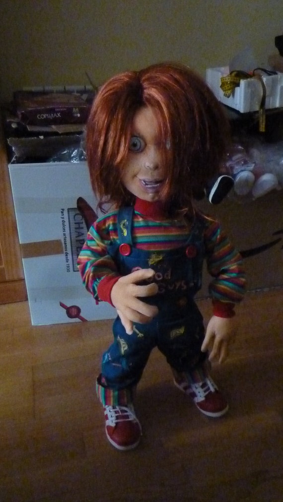 Chucky, poupée en tissu artistique, articulée, réaliste, grandeur nature,  80 cm, est tenue debout, peut être mise dans diverses postures -  France