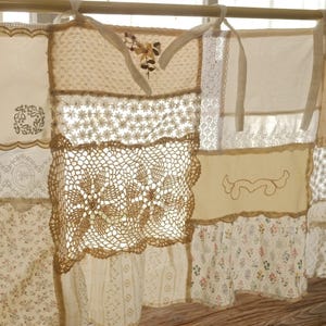 Cortina de encaje patchwork vintage hecha a mano, cenefa estilo granja boho, cortina de cocina con lazo superior, tratamiento de ventana rústico para casa de campo