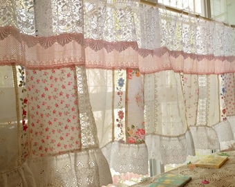 Belle maison de campagne française élégante, tissu coloré, ferme, dentelle, rideau, cantonnière, toile de fond, tenture murale
