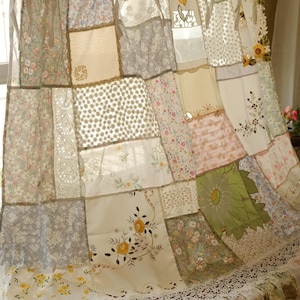 Panel de cortina de encaje patchwork estilo boho, cortina de tela vintage hecha a mano, decoración de ventana estilo cottagecore, cortinas florales suaves.