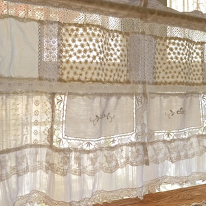 Puede incluir: Cortinas de encaje blanco con un dise&ntilde;o de patchwork. Las cortinas est&aacute;n hechas de diferentes tipos de encaje, incluyendo crochet y encaje bordado. Las cortinas tienen un borde inferior con volantes.