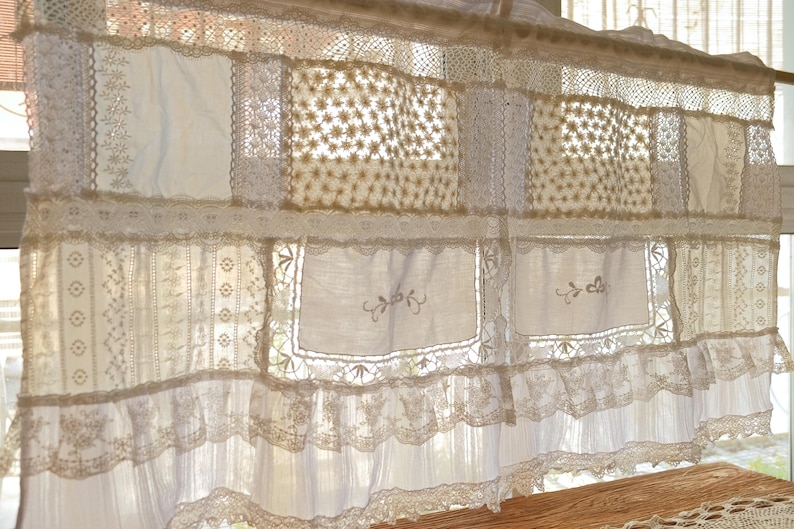 Puede incluir: Cortinas de encaje blanco con un dise&ntilde;o de patchwork. Las cortinas est&aacute;n hechas de diferentes tipos de encaje, incluyendo crochet y encaje bordado. Las cortinas tienen un borde inferior con volantes.