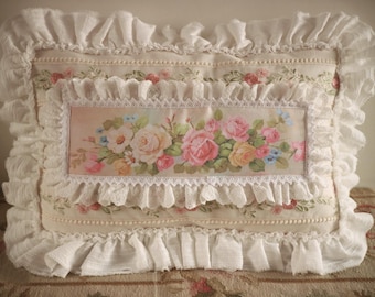 Capa de almofada rosa estilo shabby chic | Almofada floral com babados estilo casa de campo | Decoração vintage para chalé