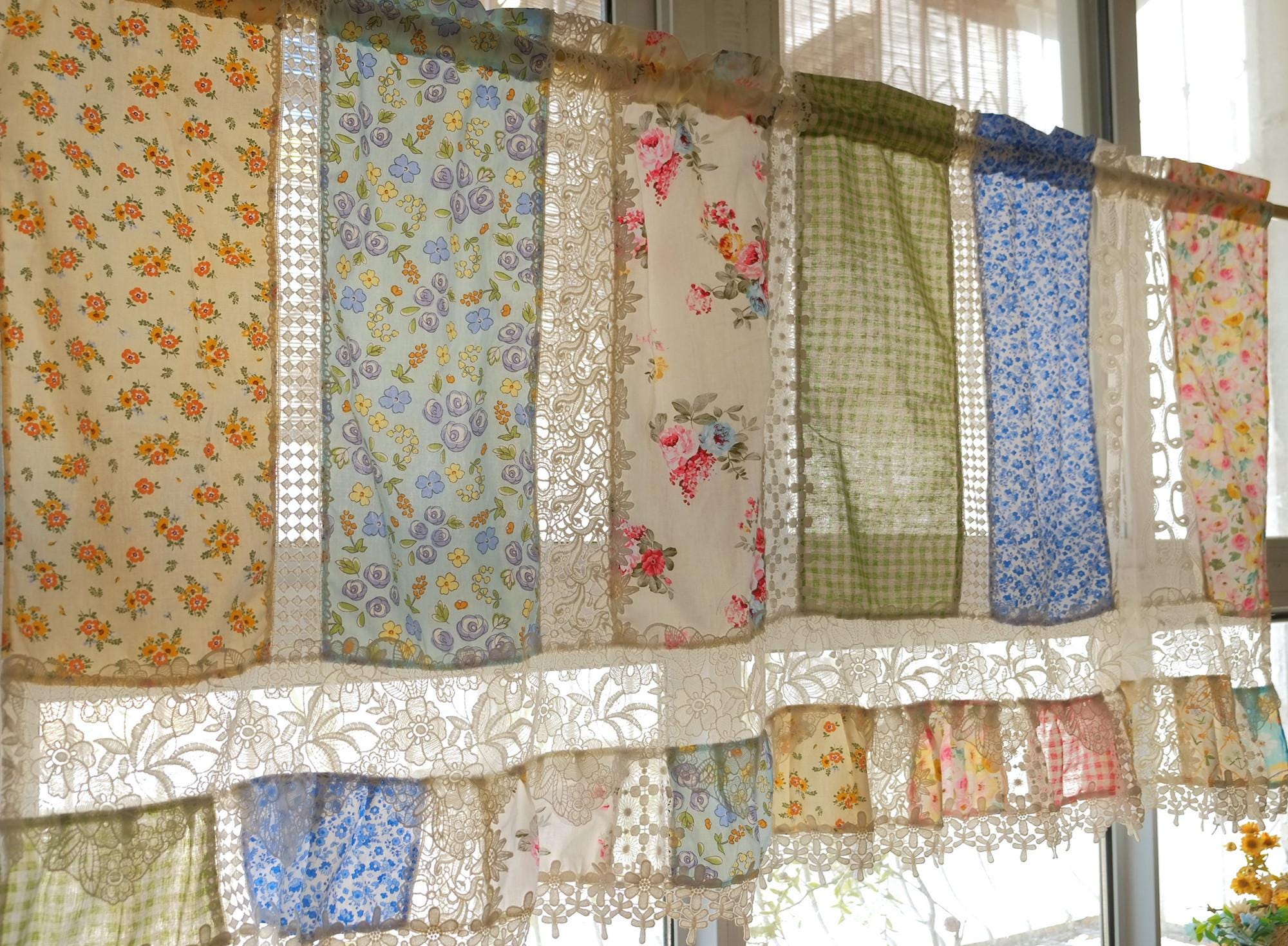 花柄の刺繍とレースのトリムが施された、ユニークで美しいファーム 
