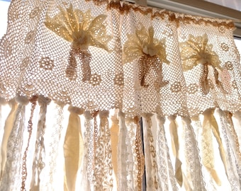 Belle maison de campagne française chic et chic, napperon rustique, rideau en dentelle, cantonnière, bannière, toile de fond