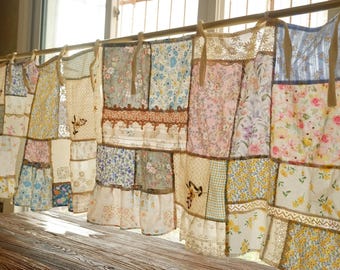 Cortina de encaje patchwork estilo shabby chic, panel de ventana cottagecore hecho a mano, cortinas rústicas de granja, cortina estampada floral suave en tonos neutros.