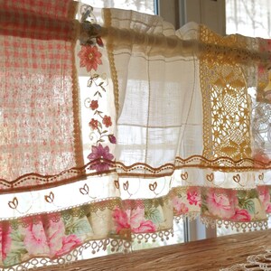 Op de afbeelding: Een set van zes patchwork-korte gordijnen met bloemenborduurwerk en kantversiering. De gordijnen zijn gemaakt van een lichte stof met een delicate, vintage esthetiek.