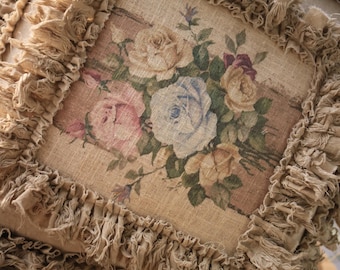 Capa de almofada com babados em estilo shabby chic vintage francês com rosas.