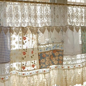 Può includere: Tende in pizzo color crema con un design patchwork. Le tende presentano motivi floreali, tra cui rose rosse e arancioni, e stampe floreali blu. Il design include un motivo a quadretti e bordi smerlati, creando un'estetica vintage.