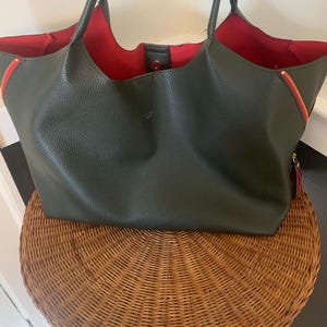 Bolso de mano Tutilo verde oliva con forro rojo