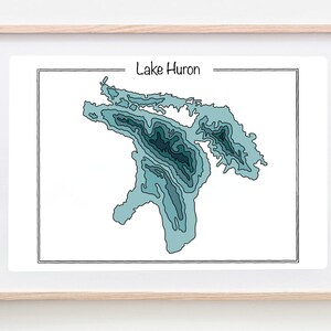 Può includere: Una mappa di arte lineare blu e bianca del Lago Huron con le parole "Lake Huron" in cima alla mappa.