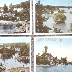 Peut inclure: Quatre cartes postales anciennes présentant des vues panoramiques. L'une montre un château sur une colline surplombant l'eau, une autre un lac avec une île, une troisième un bateau sur l'eau et la dernière un bâtiment avec des drapeaux.