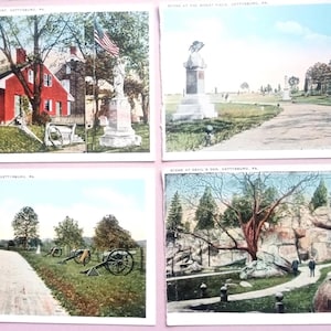 Gettysburg, Pennsylvania. Quattro cartoline d'epoca: Jennie Wade, Confederate Ave, Devil's Den e The Wheatfield. Le cartoline non sono state utilizzate.