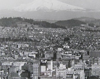 RPPC w Portland, Oregon. W tle góra Hood. Lata 30. i 40. XX wieku. Zobacz opis nazw firm.